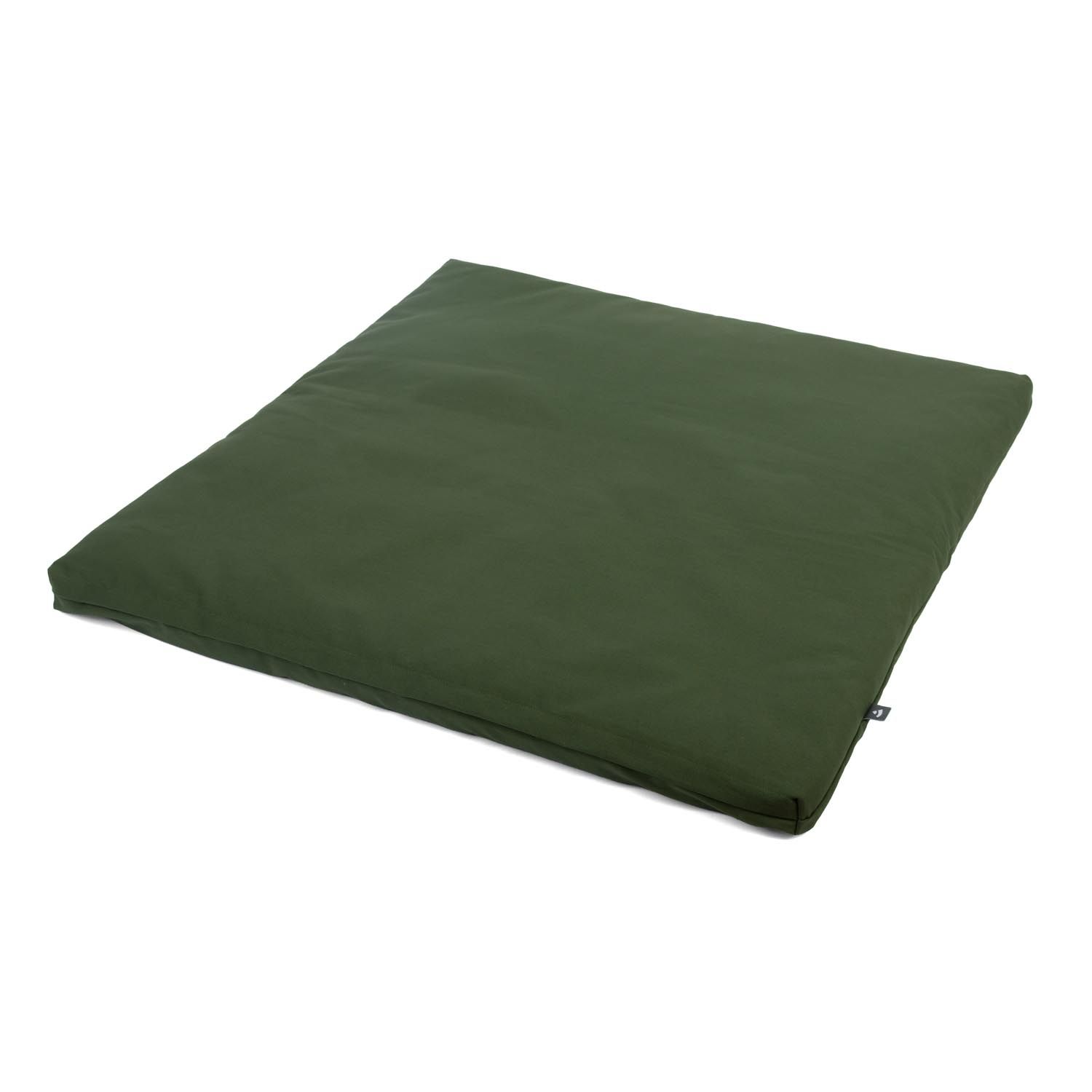 Eine rechteckige, dunkelgrüne Meditationsmatte auf weißem Hintergrund.