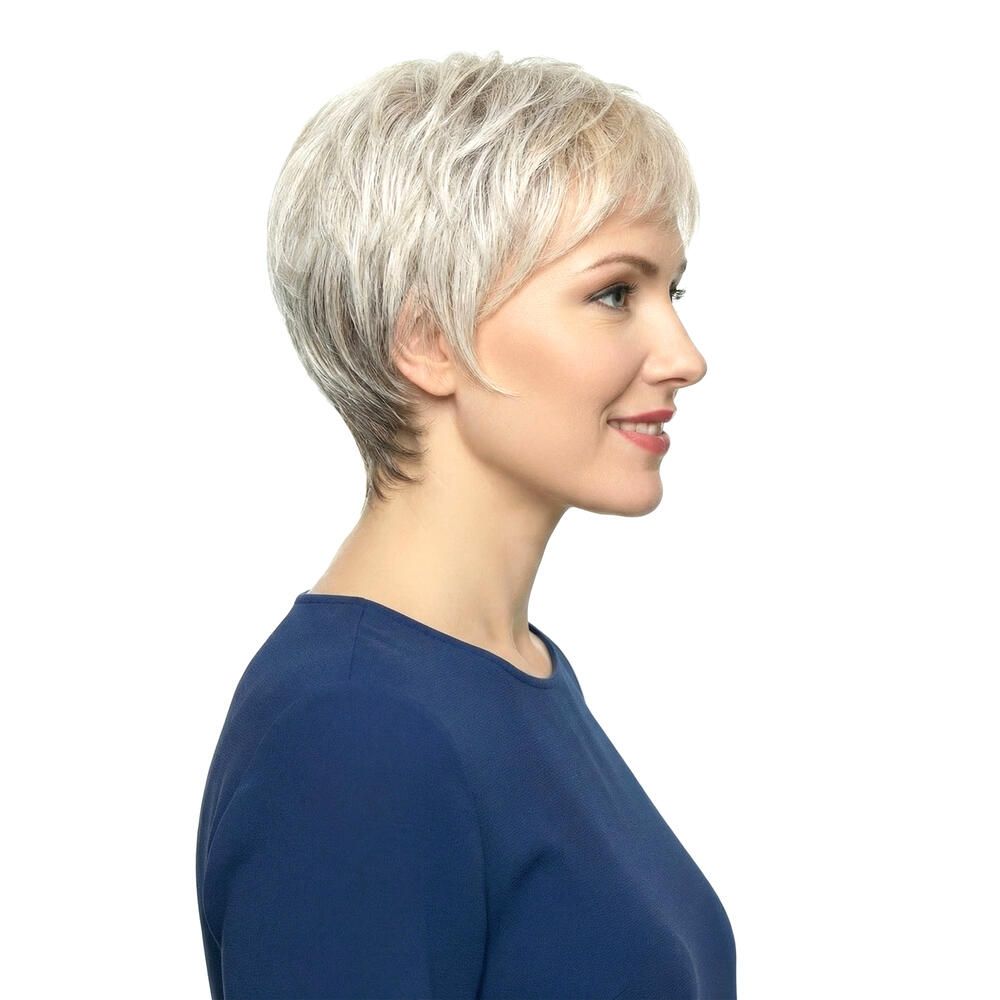 Kurzhaarperücke, graues Haar, seitliche Ansicht einer Frau mit blauem Oberteil. Haarschnitt mit Pony.