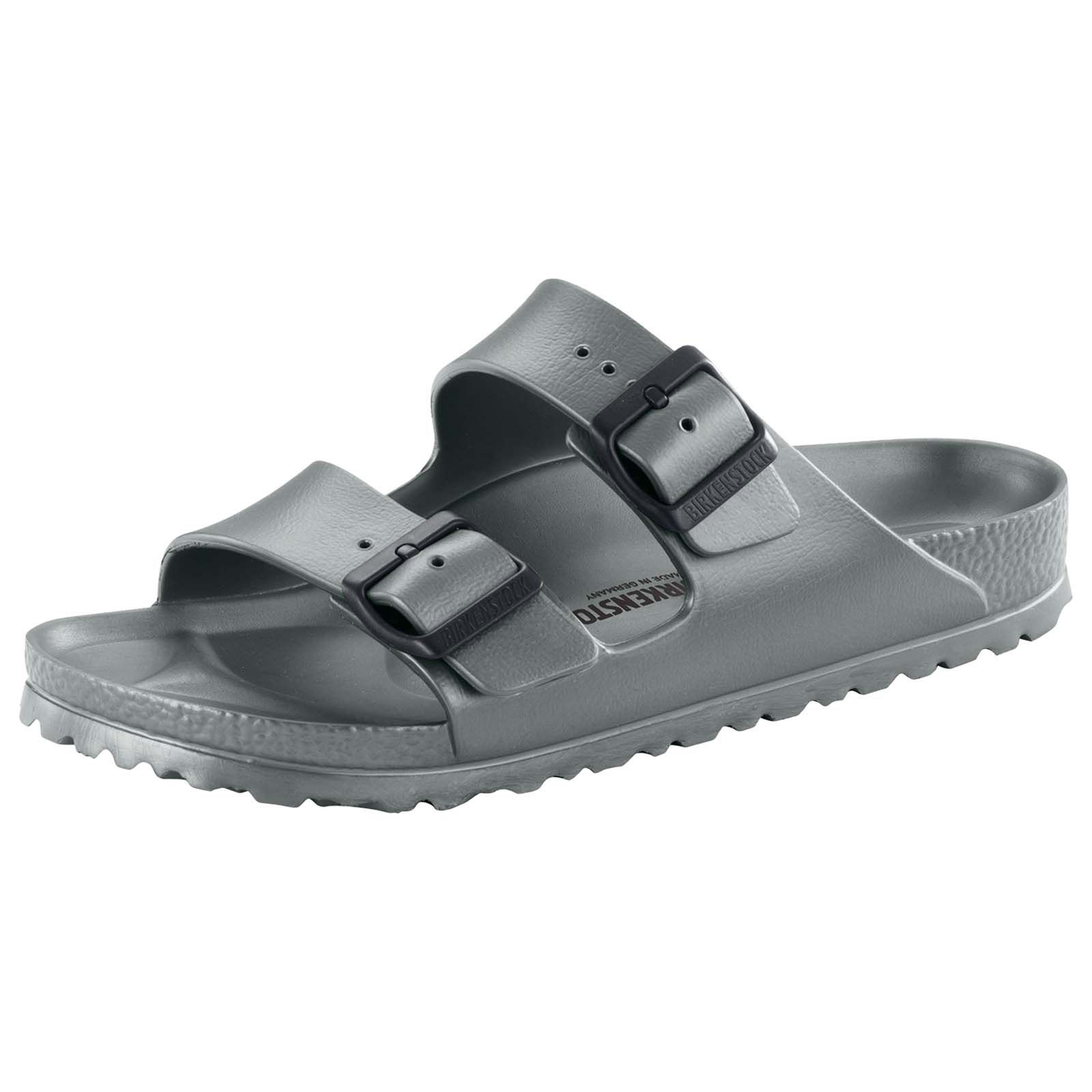 Sandali Birkenstock Arizona stretti. Grigio, due cinturini con fibbie. Logo del marchio visibile.
