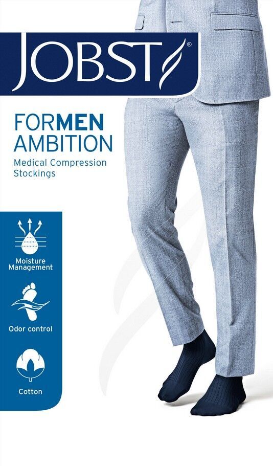 Man in pak met zwarte compressiekousen. Blauwe verpakking met JOBST, FORMEN AMBITION, Medical Compression Stockings.