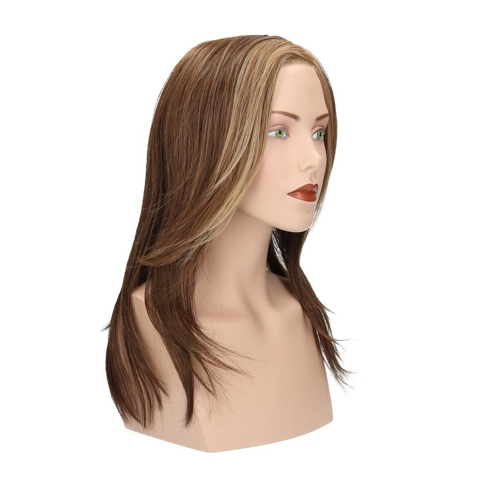 Perücke auf einem Schaufensterkopf. Braun-blonde Haare, schulterlang, gestuft geschnitten.