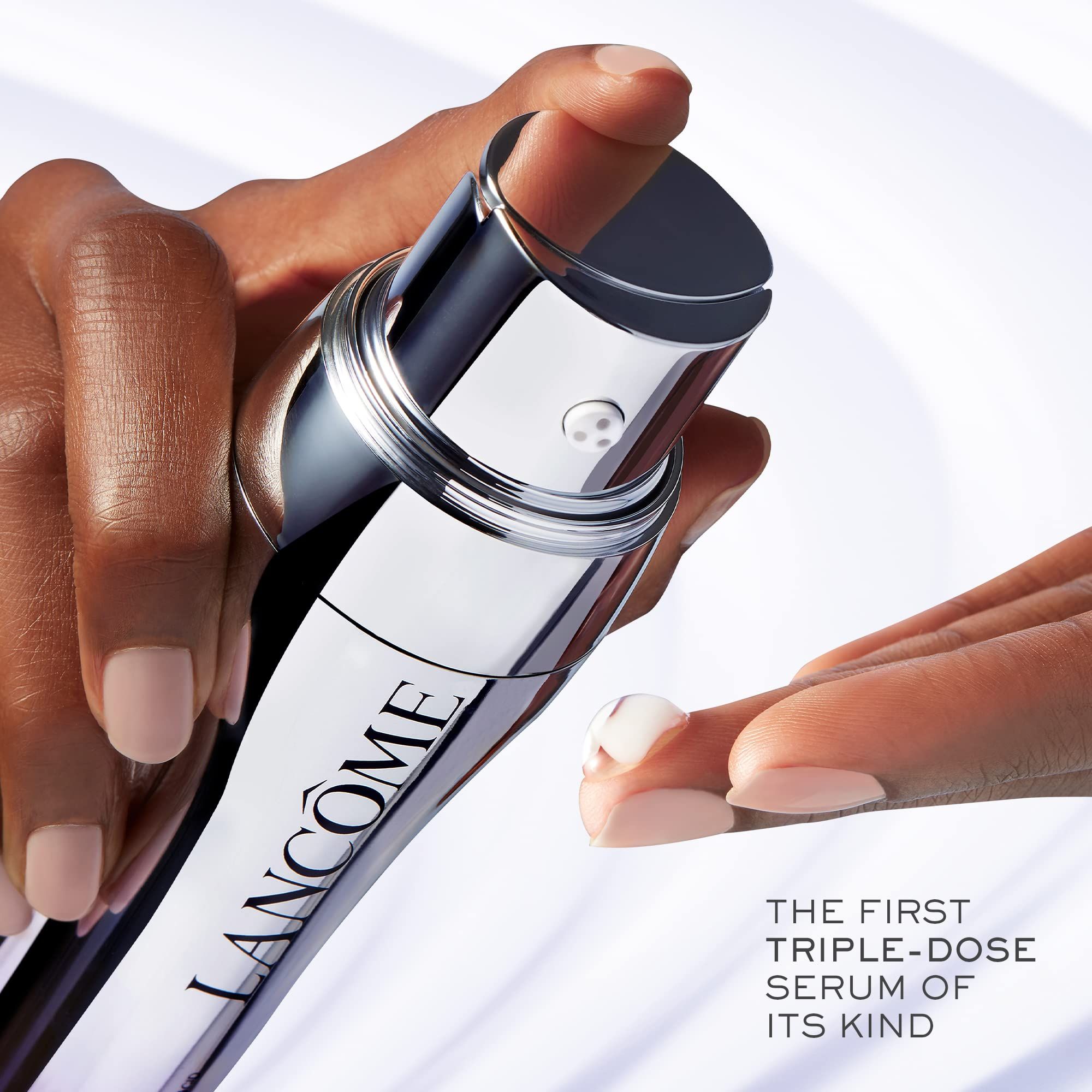 Hände halten Lancôme Rénergie H.C.F. Triple Serum. Produkt wird auf Finger aufgetragen.