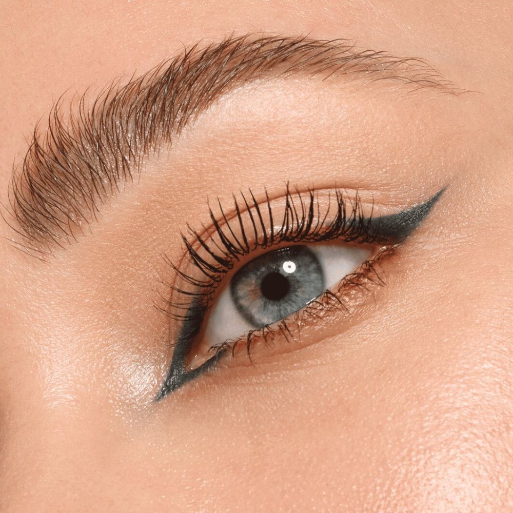 Auge mit Kajalstrich. Kajalstift nicht sichtbar.