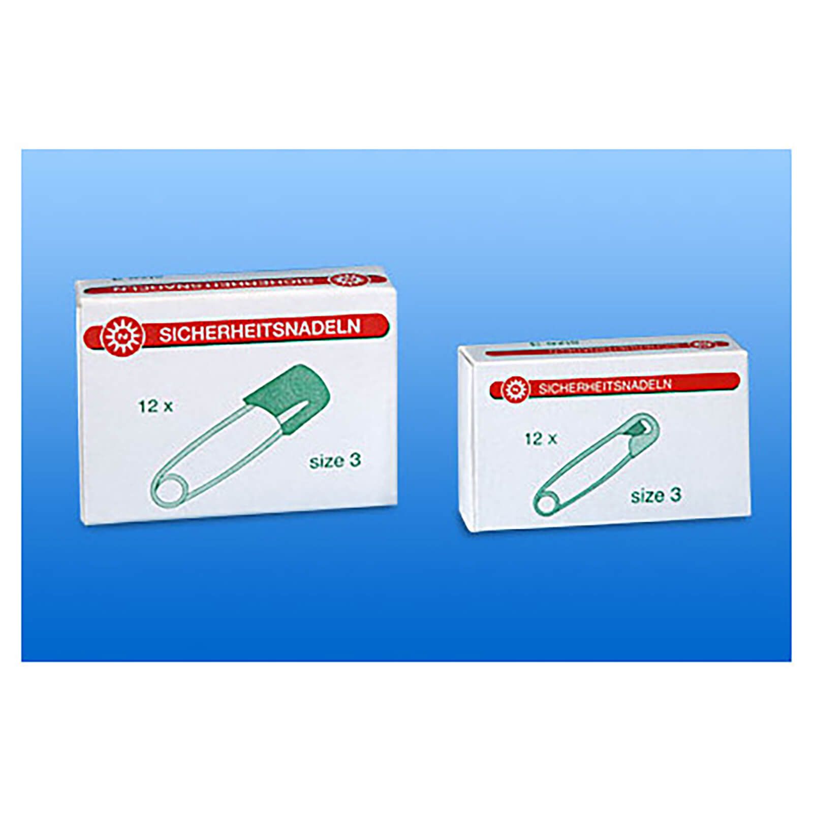 Zwei Schachteln mit Sicherheitsnadeln. Aufschrift: SICHERHEITSNADELN, 12 x, Größe 3. Gezeichnete grüne Nadel.