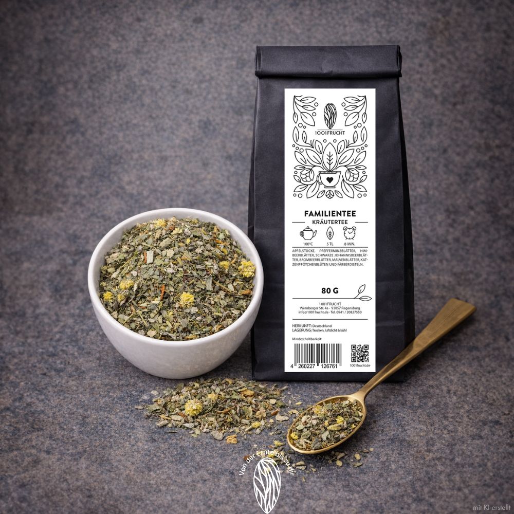 Ein schwarzer Beutel mit Kräutertee, eine Schale mit losem Tee und ein Löffel mit Tee.