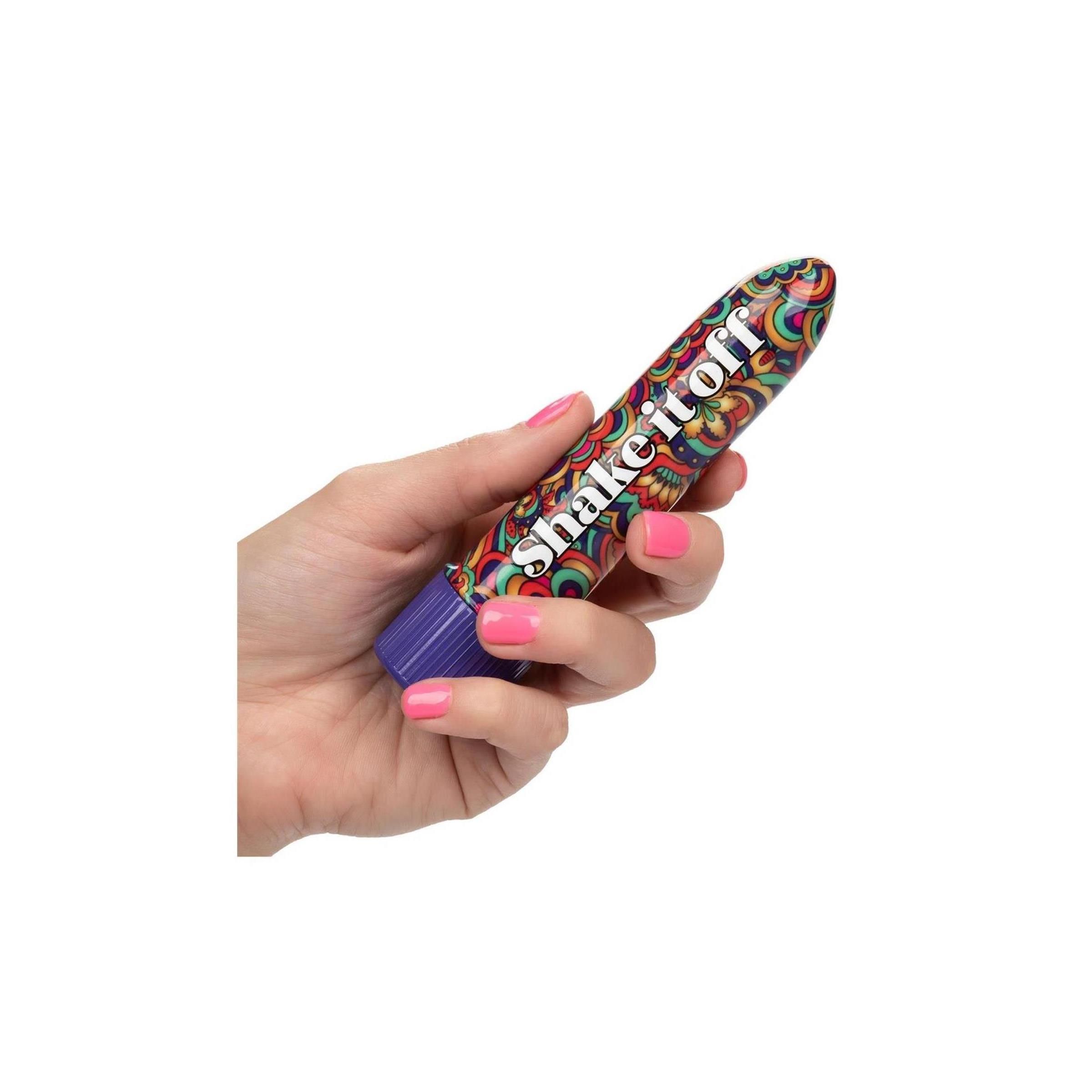 Hand hält Mini-Vibrator. Buntes Muster, lila Basis. Aufschrift "Shake It Off".