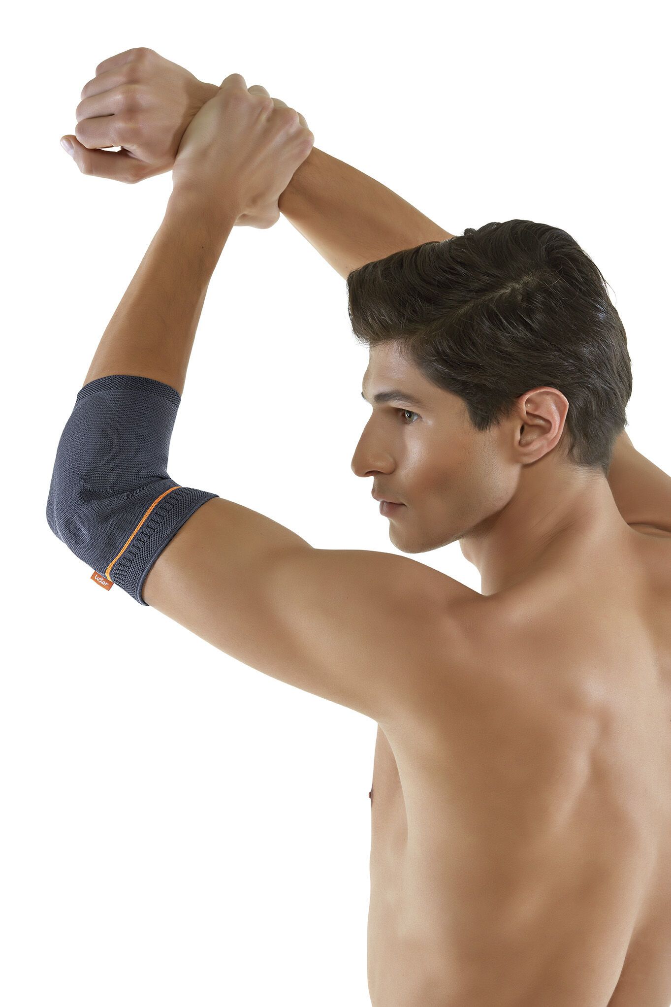Ellbogenbandage am Arm eines Mannes. Dunkelgrau mit orangefarbenen Details. Mann hebt Arm.
