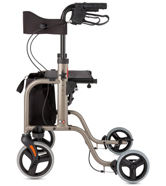 Rollator-Seitenansicht. Vier Räder, Sitzfläche, Korb und Rückenlehne. Griffe und Bremsen. Graue Räder, silberner Rahmen.