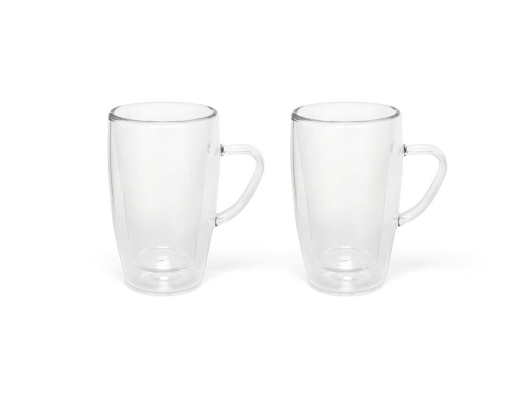 Zwei transparente Espressogläser mit Henkeln. Doppelwandiges Design. Auf weißem Hintergrund.