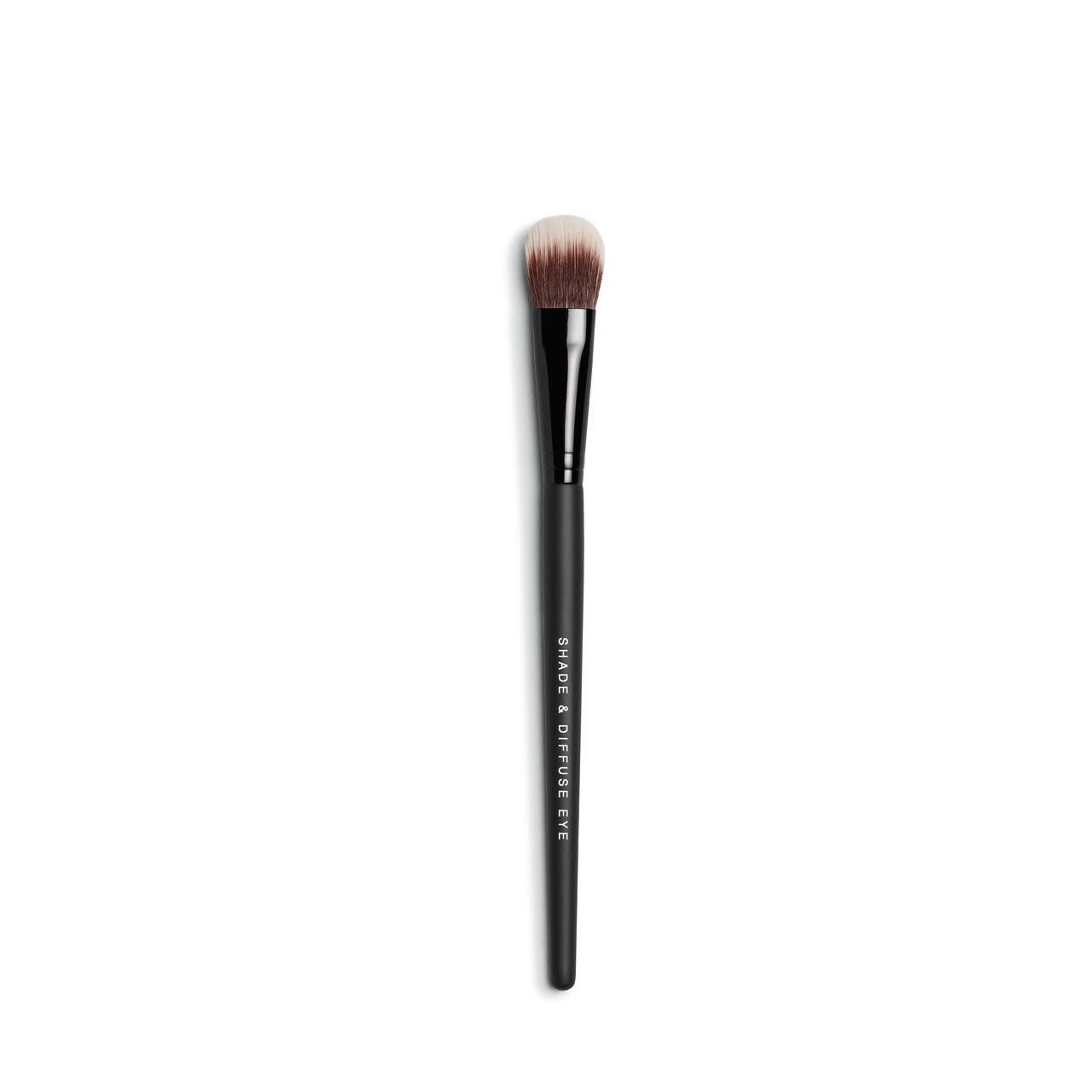 Schwarzer Pinsel mit hellem Pinselkopf. Auf dem Stiel steht "SHADE & DIFFUSE EYE".