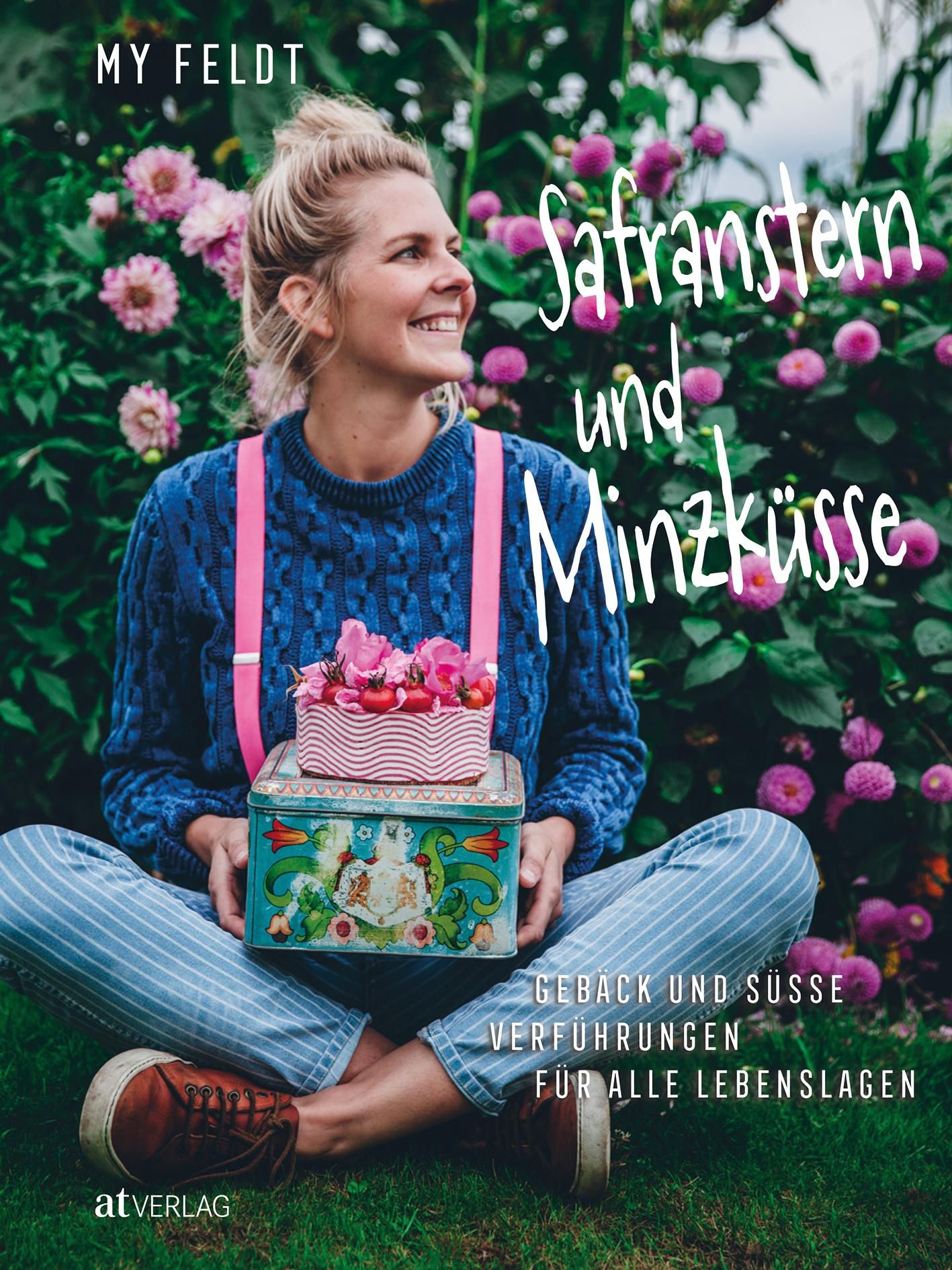 Buchcover: Safranstern und Minzküsse. Frau sitzt im Garten, hält zwei Dosen. Titel in weißer Schrift.