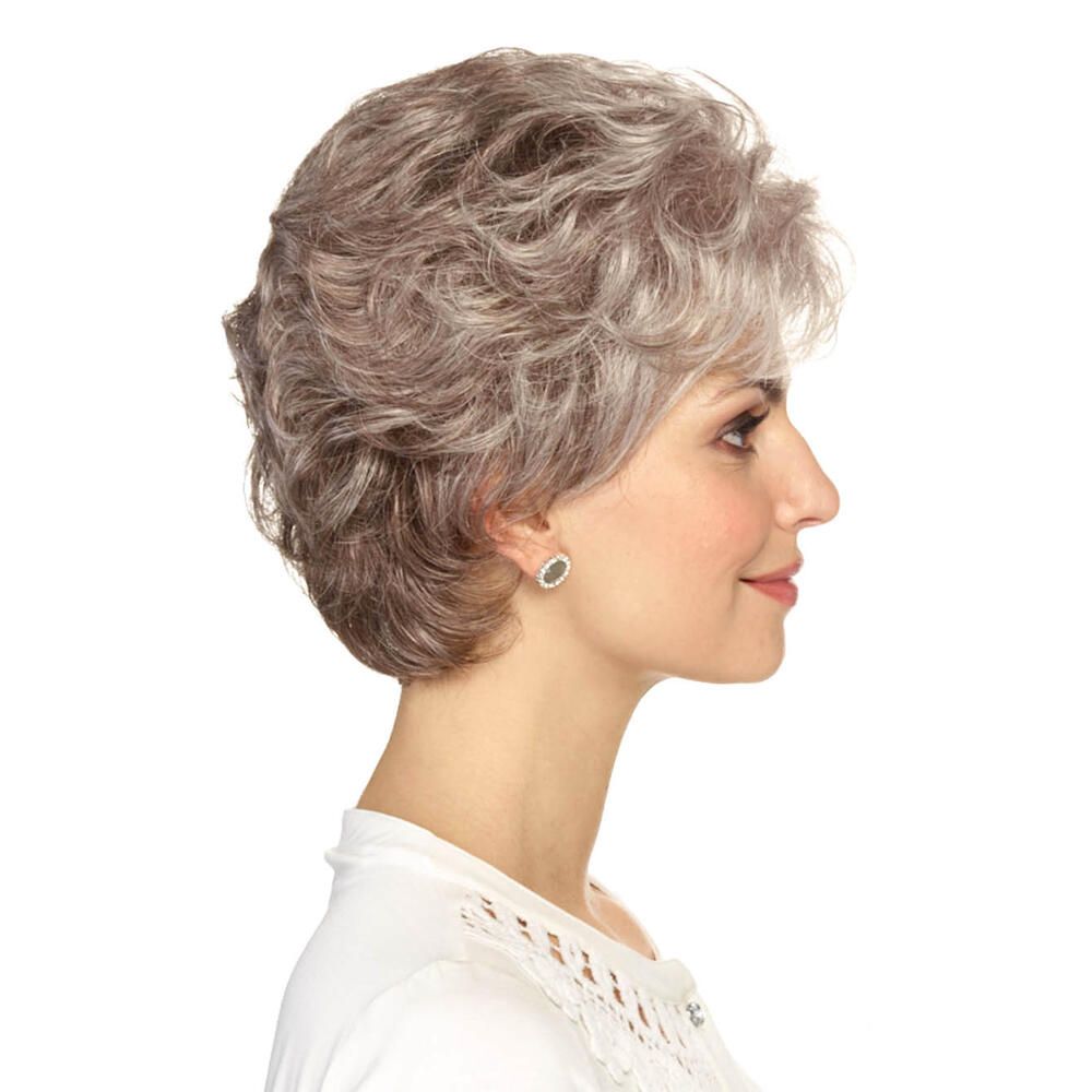 Perücke MONACO. Graues, kurzes Haar mit Locken. Frau mit Ohrring, Seitenansicht.