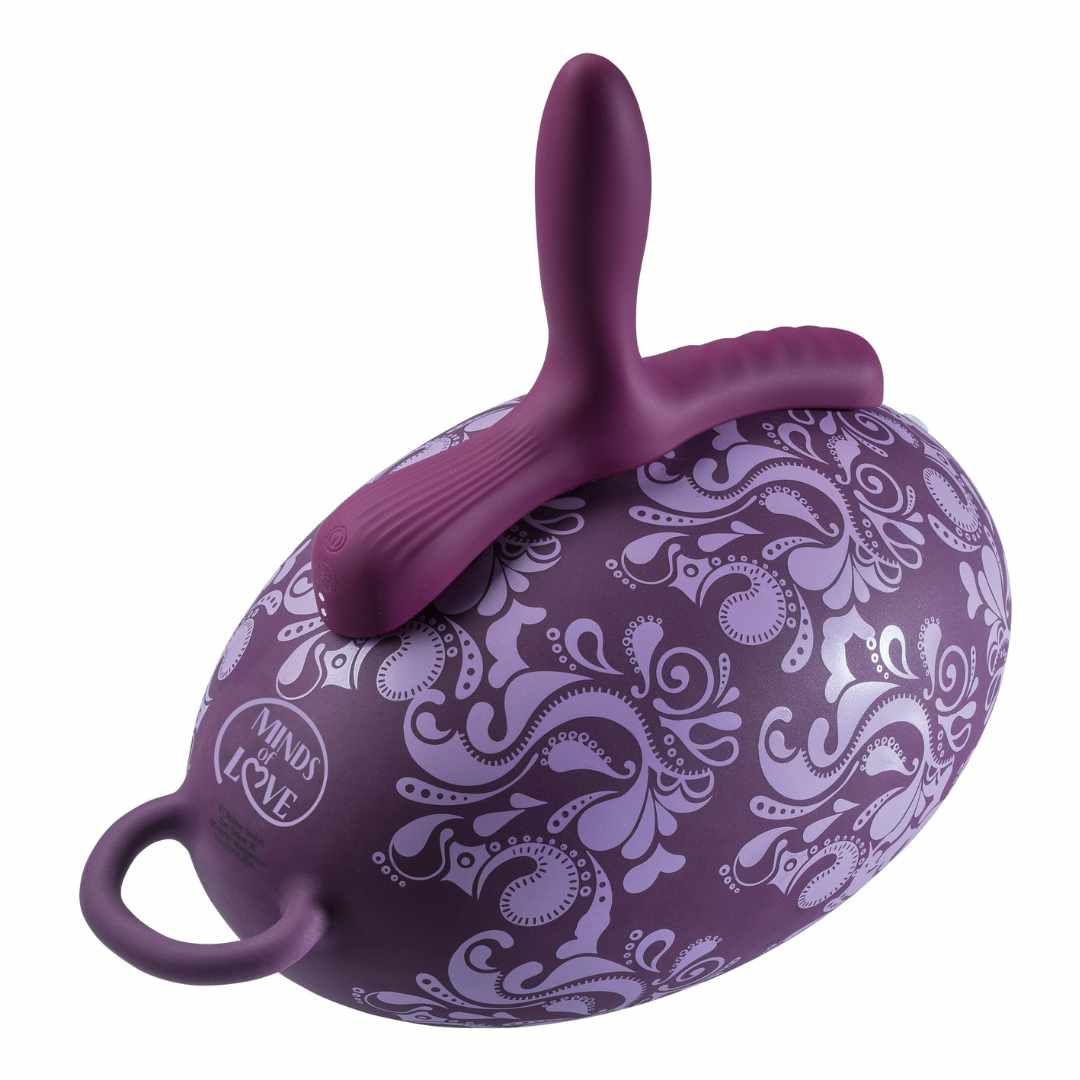 Lila Massagekissen mit Aufsatz. Marke MINDS of LOVE. Mit floralem Muster. Aufsatz oben angebracht.