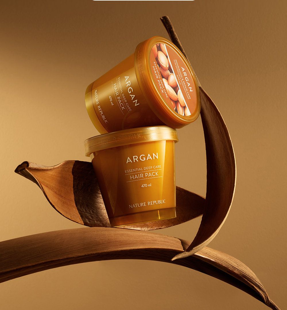 Zwei Behälter mit Aufschrift ARGAN, ESSENTIAL DEEP CARE HAIR PACK, 470 ml. Marke NATURE REPUBLIC. Braune Farbe.