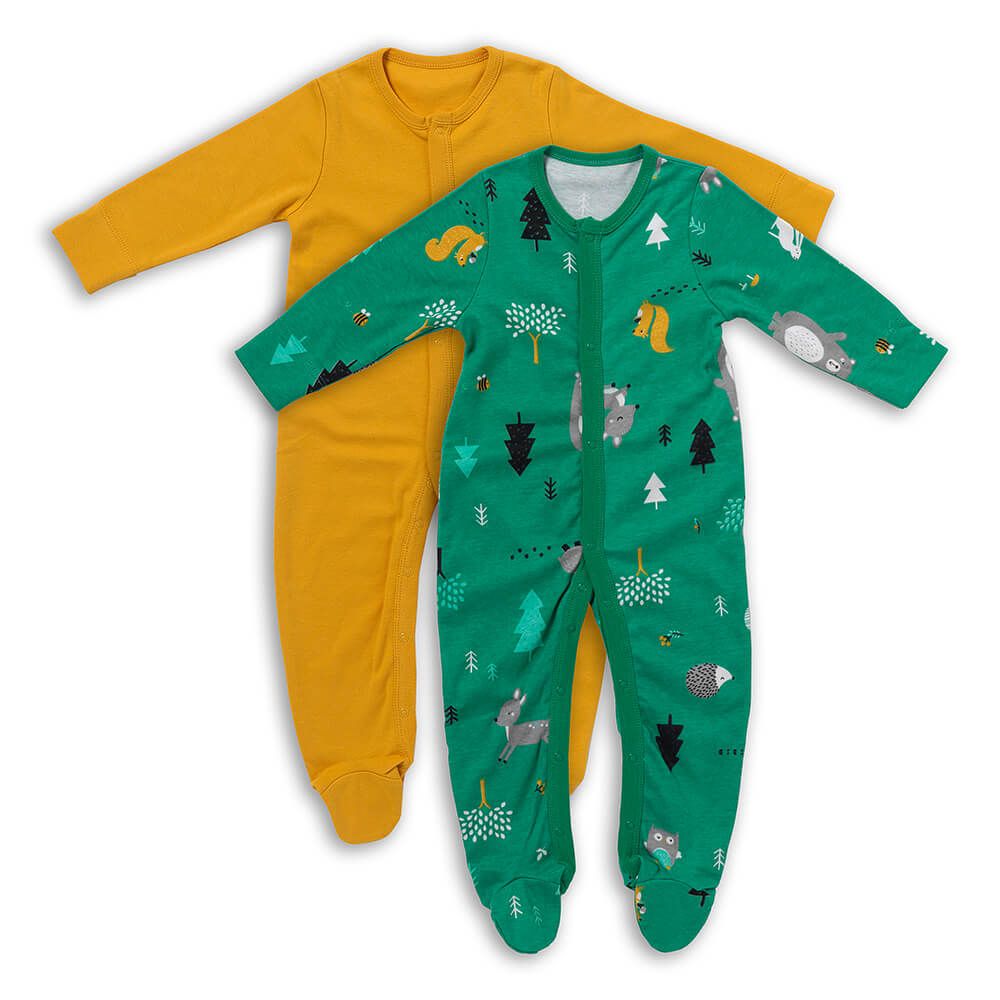 Zwei Baby-Schlafanzüge. Einer gelb, einer grün mit Waldtieren. Langarm, mit Reißverschluss und Fuß. Bio-Baumwolle.