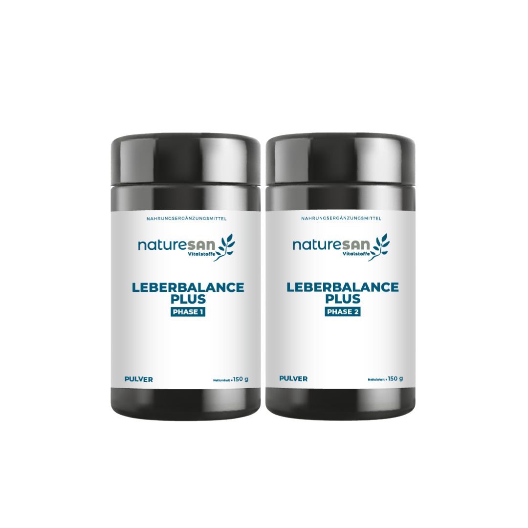Zwei Dosen Naturesan Leberbalance Plus, Phase 1 und 2. Aufschrift: Pulver, Entgiftung. Schwarze Deckel, weiße Etiketten.