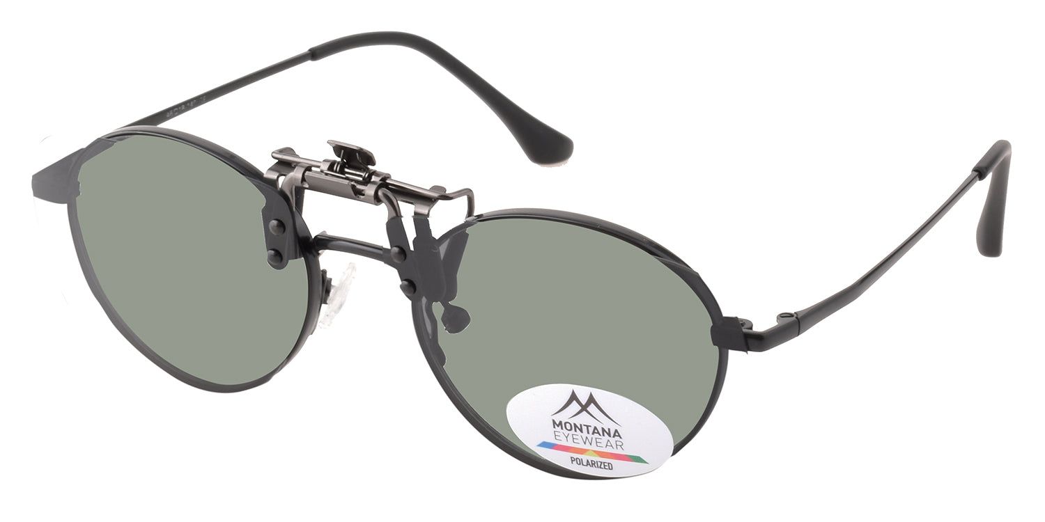 Sonnenbrille mit Clip-on-Aufsatz. Schwarzer Rahmen, ovale grüne Gläser. Montana Eyewear-Logo.