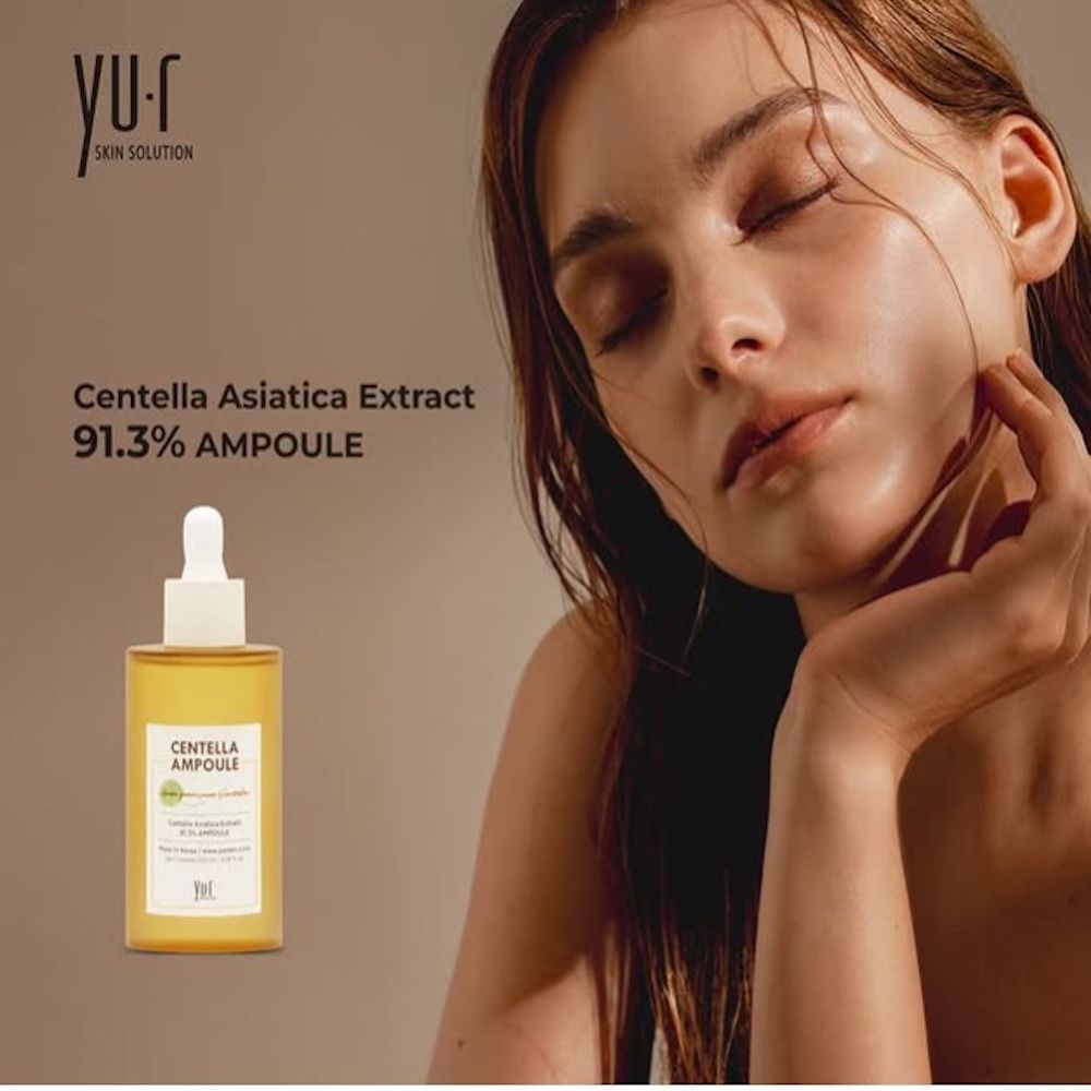 Frau mit Serumflasche. Aufschrift: Centella Asiatica Extract 91.3% Ampoule. Marke: Yu.r.