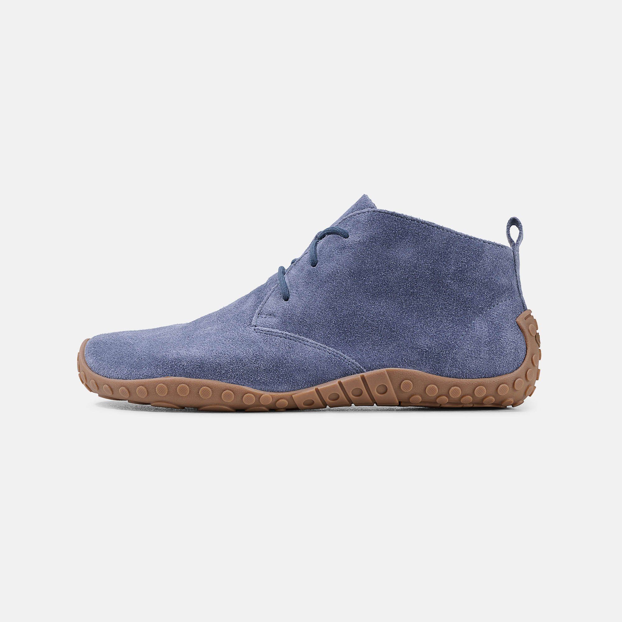 Blauer Stiefelette mit Schnürsenkeln und brauner Sohle. Obermaterial aus Wildleder. Ohne Hintergrund.