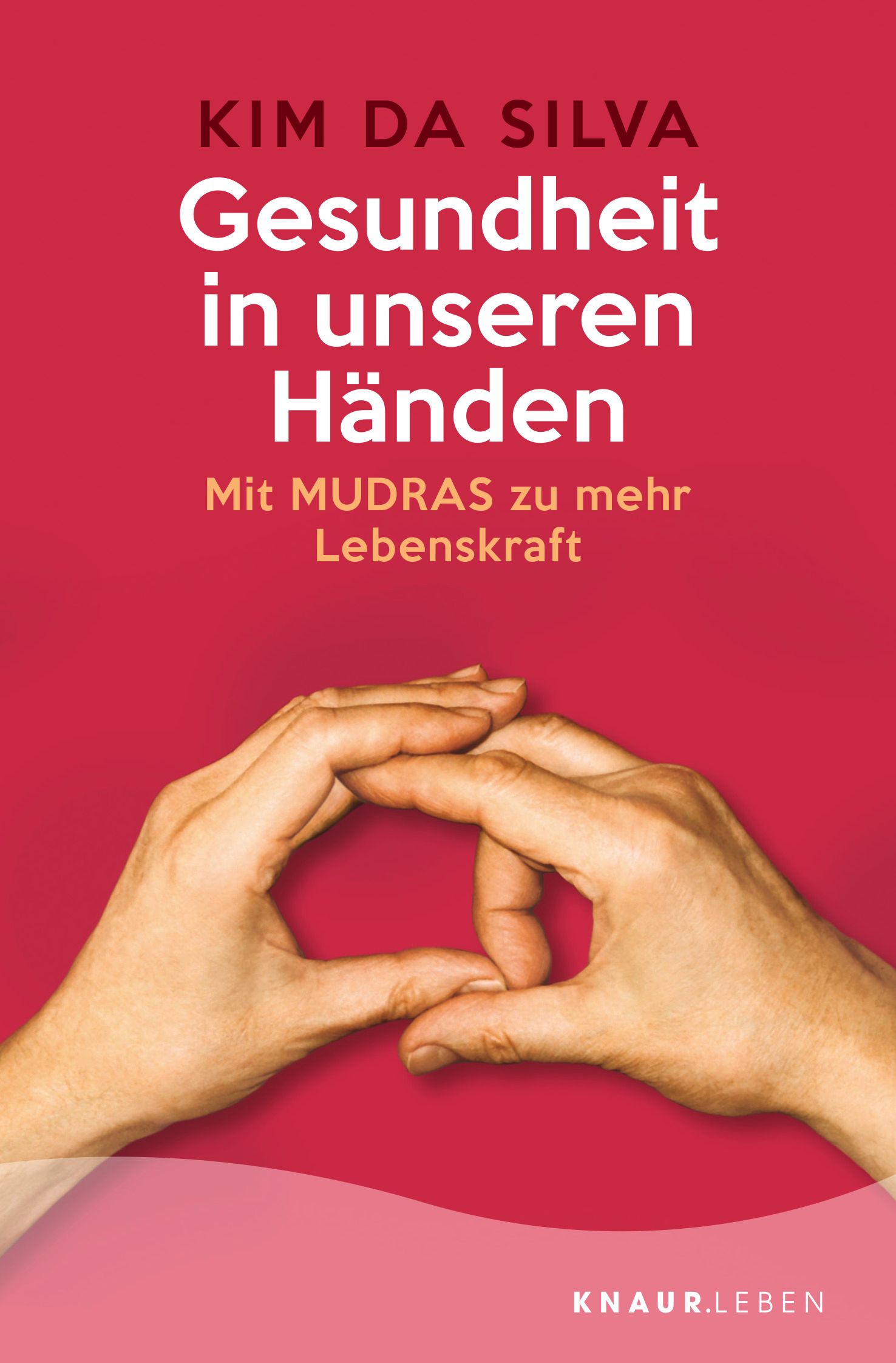 Buchcover: Titel 'Gesundheit in unseren Händen'. Autor Kim Da Silva. Hände formen Kreis. Roter Hintergrund.