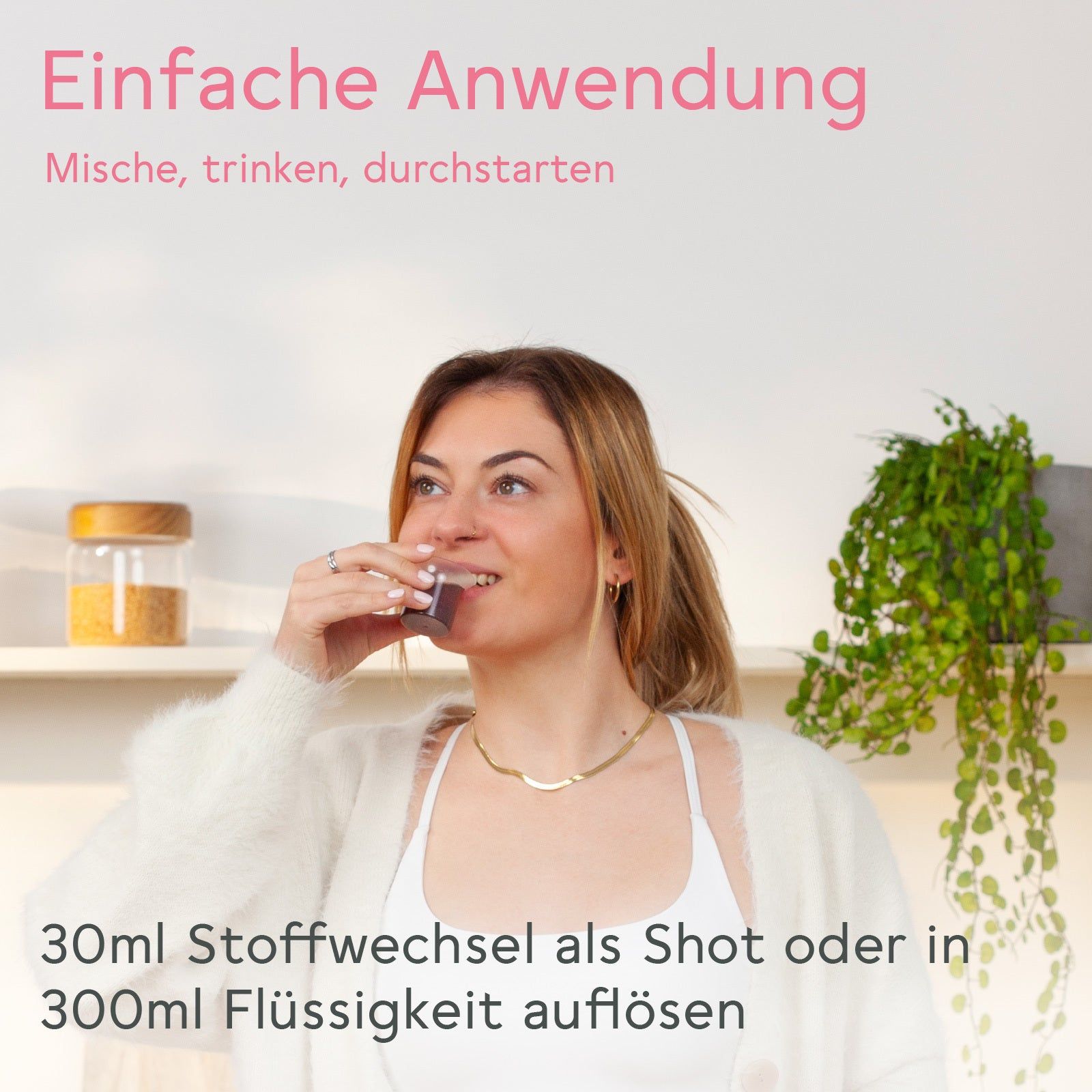 Frau trinkt einen Shot. Flasche BitterLiebe Stoffwechsel Komplex. Text: 30ml Shot oder in 300ml Flüssigkeit auflösen.