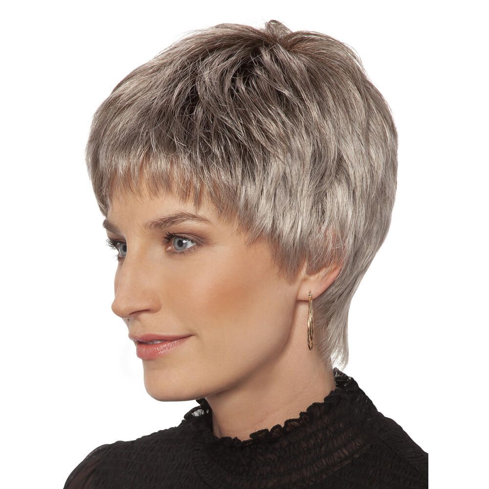 Kurzhaarperücke, graue Farbe. Frau im Profil mit goldenem Ohrring und schwarzem Oberteil.