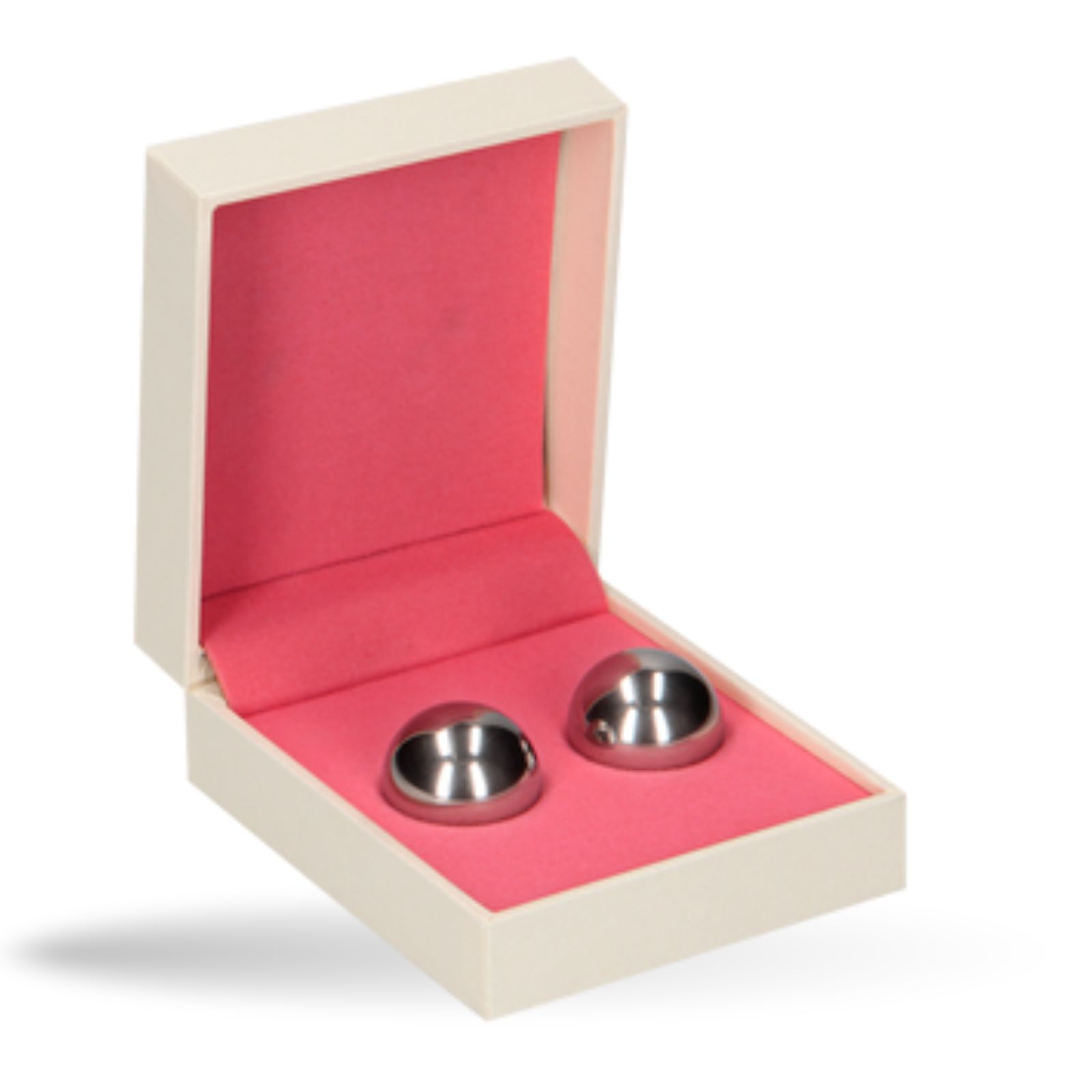 Zwei Metallkugeln in einer Box. Box mit rosa Innenfutter. Auf weißem Hintergrund.