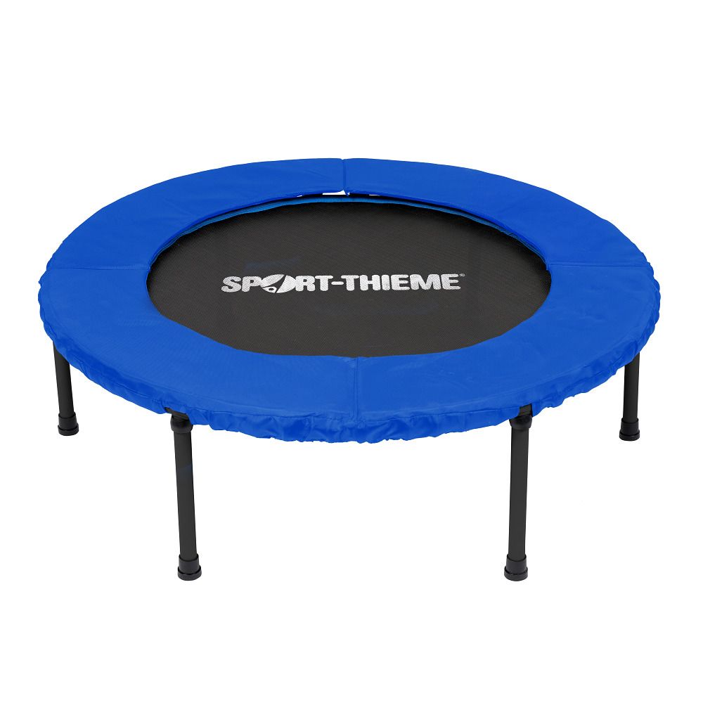Runder Trampolin mit blauem Rand und schwarzen Beinen. Auf der Sprungfläche steht "SPORT-THIEME".