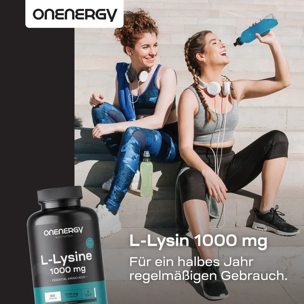 Zwei Frauen sitzen auf einer Treppe. Daneben eine Flasche OnEnergy L-Lysin 1000 mg. Text: Für ein halbes Jahr regelmäßigen Gebrauch.
