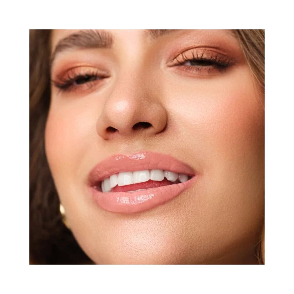 Nahaufnahme eines Gesichts mit geschminkten Lippen. Die Lippen sind mit Artdeco Plumping Lip Fluid geschminkt.