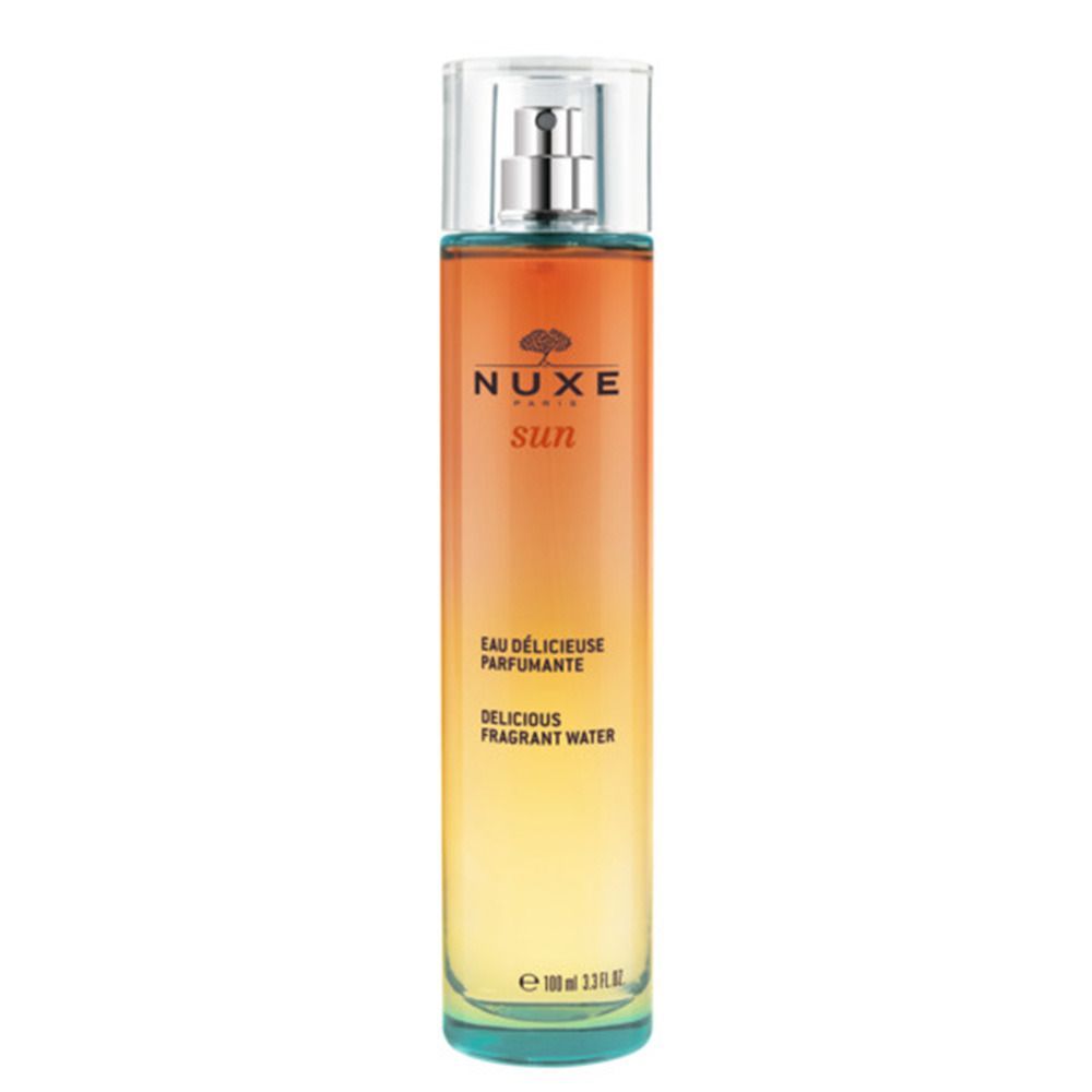 Eine Flasche mit farbigem Inhalt. Auf der Flasche steht NUXE Sun und der Text Eau Délicieuse Parfumante.