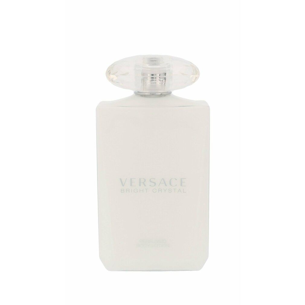 Weiße Flasche mit Kristallverschluss. Aufschrift: Versace Bright Crystal, Perfumed Body Lotion.