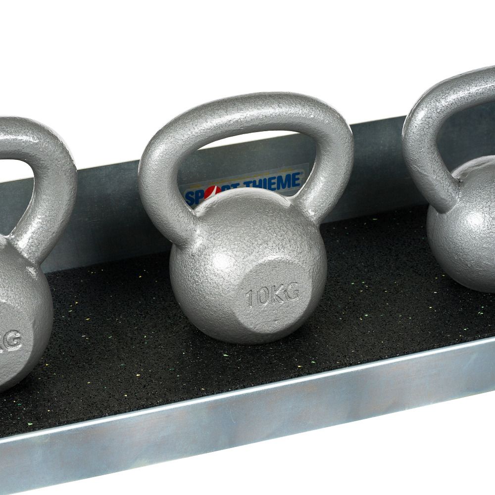 Nahaufnahme von Kettlebells auf dem Ablageständer. Kettlebells mit Gewichtsangabe 10kg. Logo Sport-Thieme sichtbar.