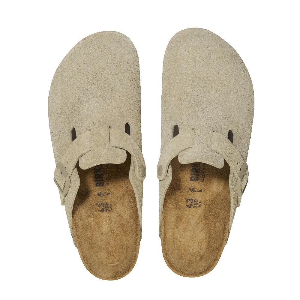 Due zoccoli beige dall'alto. Suola in sughero, tomaia in pelle scamosciata. Taglia 43 visibile. Con fibbia.