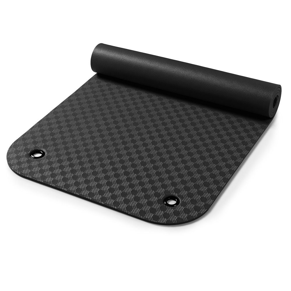 Schwarze Gymnastikmatte, teilweise gerollt. Oberfläche mit Muster. Zwei Ösen. Auf weißem Hintergrund.