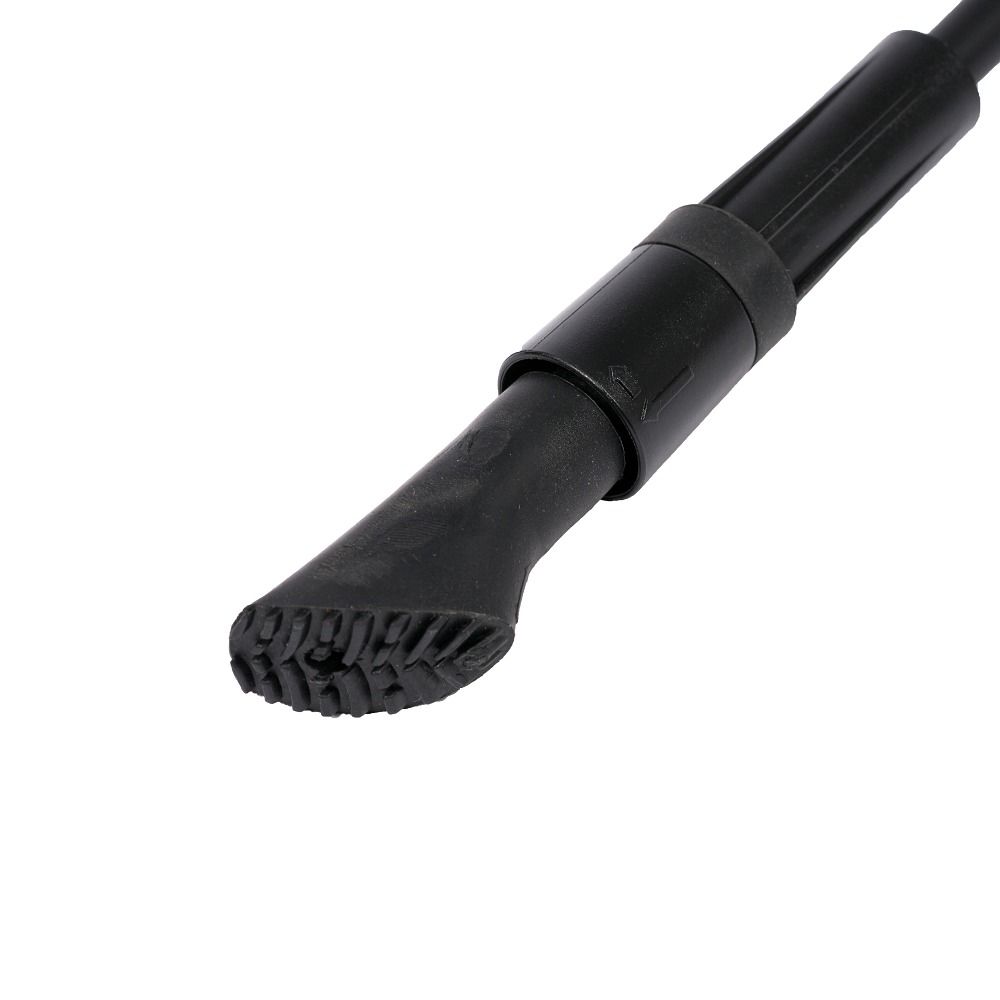 Schwarzer Nordic Walking Stock-Ende mit Gummispitze. Detailaufnahme, Nahaufnahme.