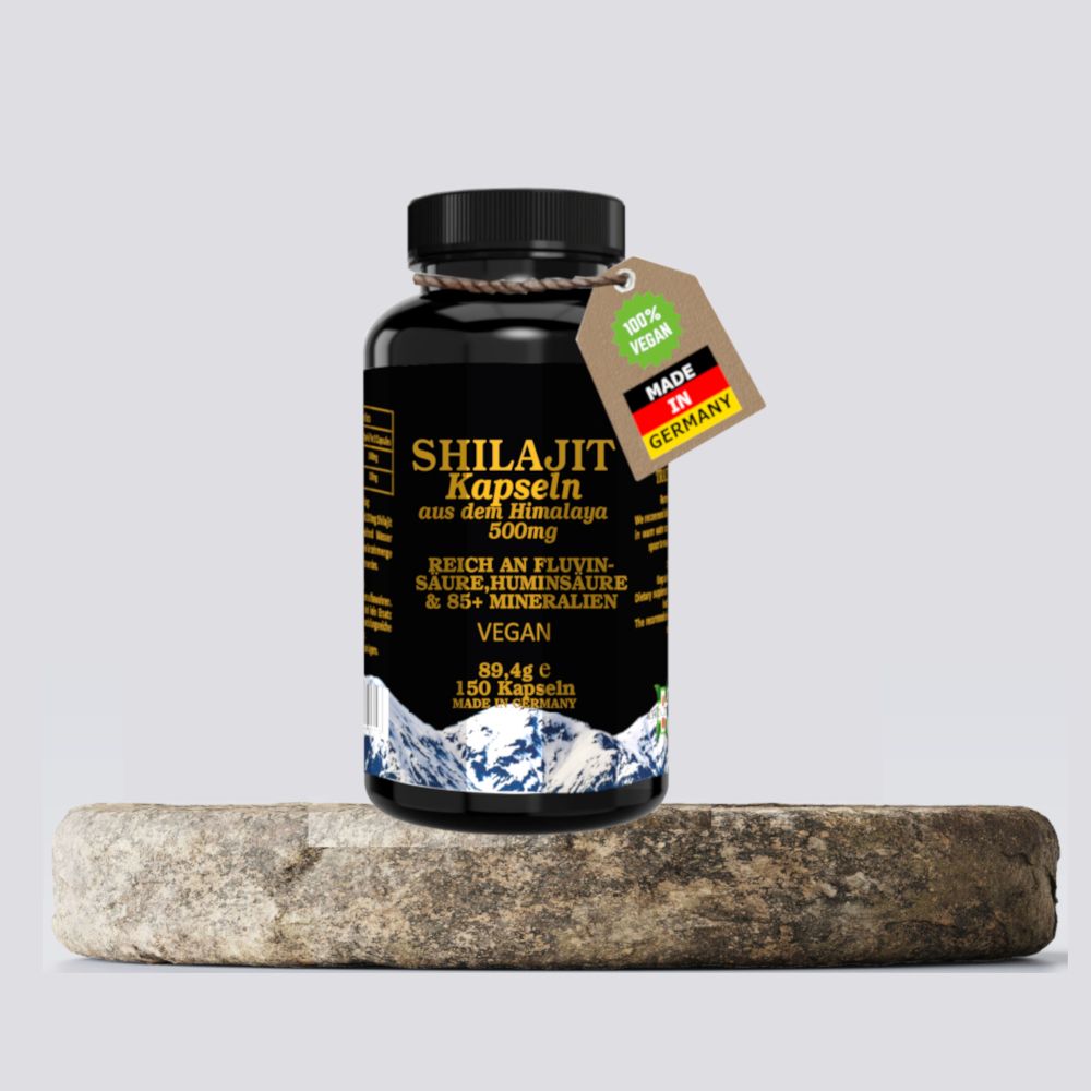 Schwarze Flasche Shilajit Kapseln mit Etikett 'Made in Germany'. Auf Stein platziert. Hintergrund: hellgrau.