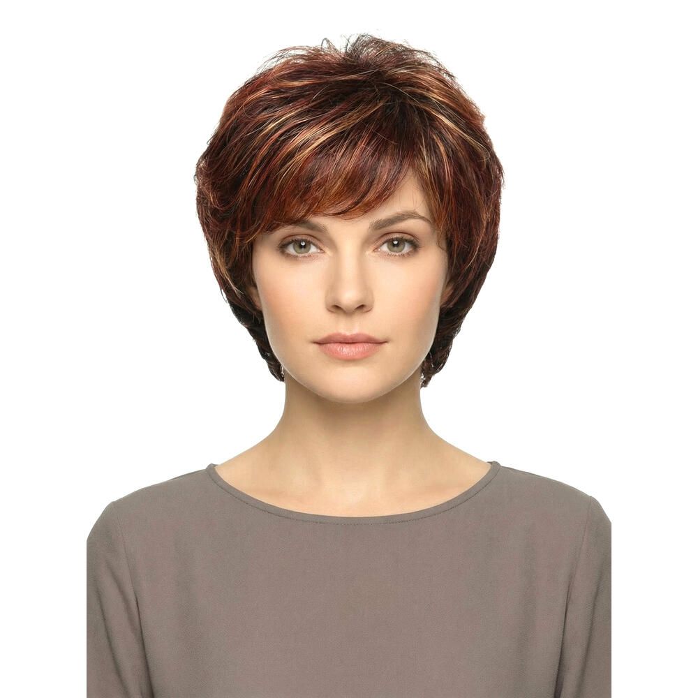 Kurzhaarperücke mit braun-roten Farbtönen. Frontale Ansicht. Die Perücke hat einen Pony und ist auf einer Person getragen.