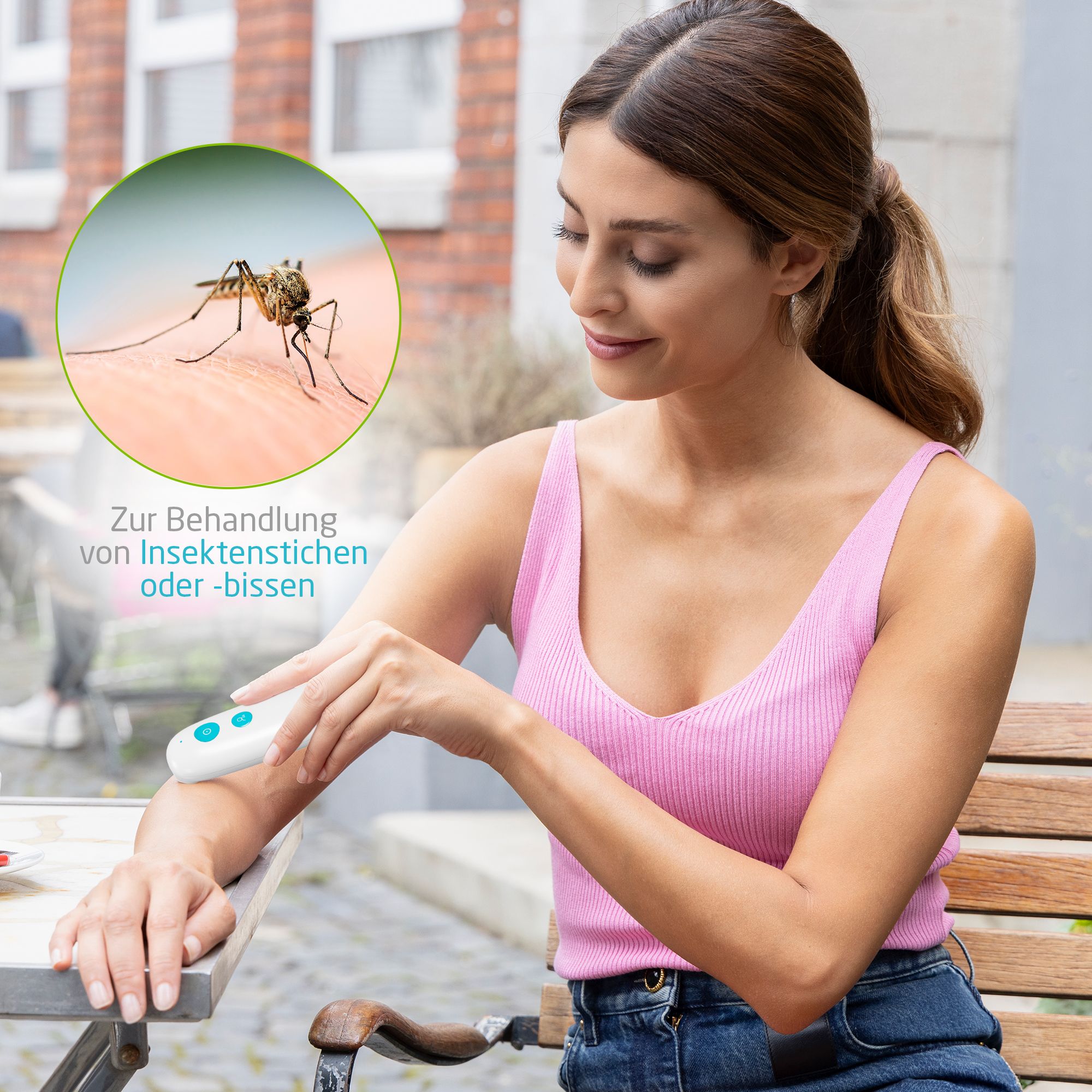 Frau mit einem Insektenstichheiler am Arm, mit Nahaufnahme einer Mücke im Kreis.