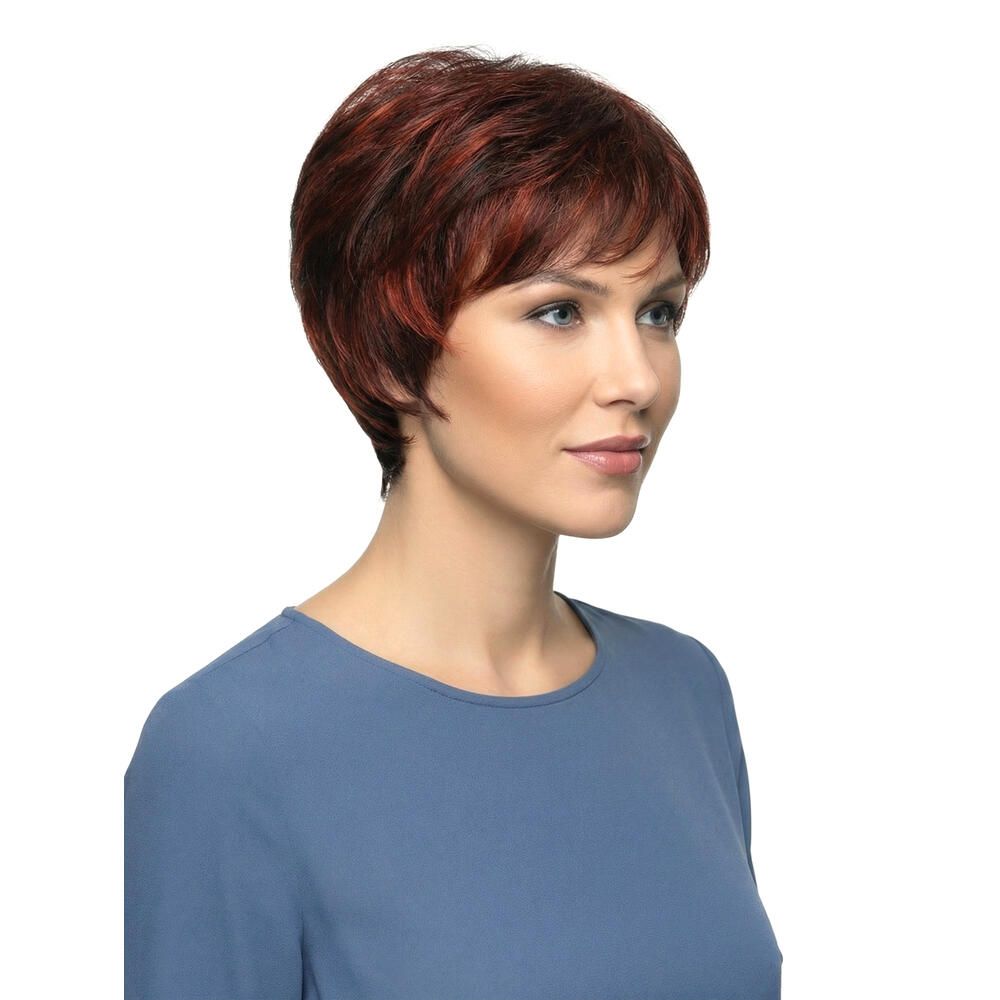 Kurzhaarperücke in Rotbraun. Dreiviertelansicht einer Frau mit Perücke. Die Haare sind kurz und fallen in weichen Wellen.