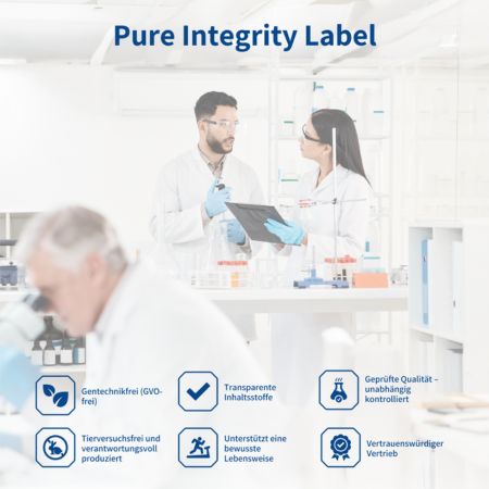 Laborumgebung mit Wissenschaftlern. Text: Pure Integrity Label. Logos: Gentechnikfrei, Transparente Inhaltsstoffe, Geprüfte Qualität, Tierversuchsfrei, Bewusste Lebensweise, Vertrauenswürdiger Vertrieb.