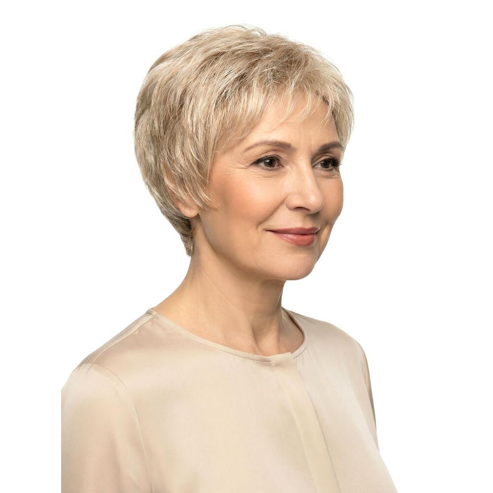 Kurzhaarperücke, blond, auf einer Frau. Dreiviertelansicht. Die Frau trägt ein helles Oberteil.