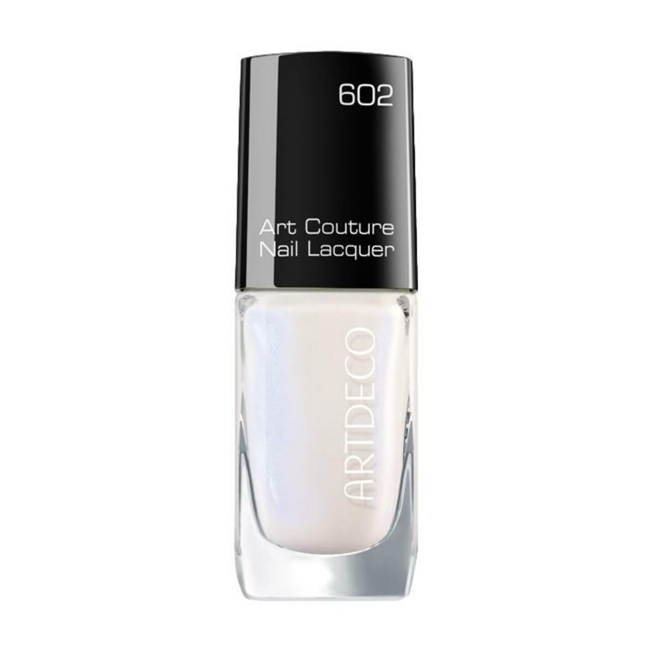 Nagellackflasche mit schwarzem Deckel. Aufschrift: Art Couture Nail Lacquer, 602 und Artdeco. Farbbezeichnung: Weiß.