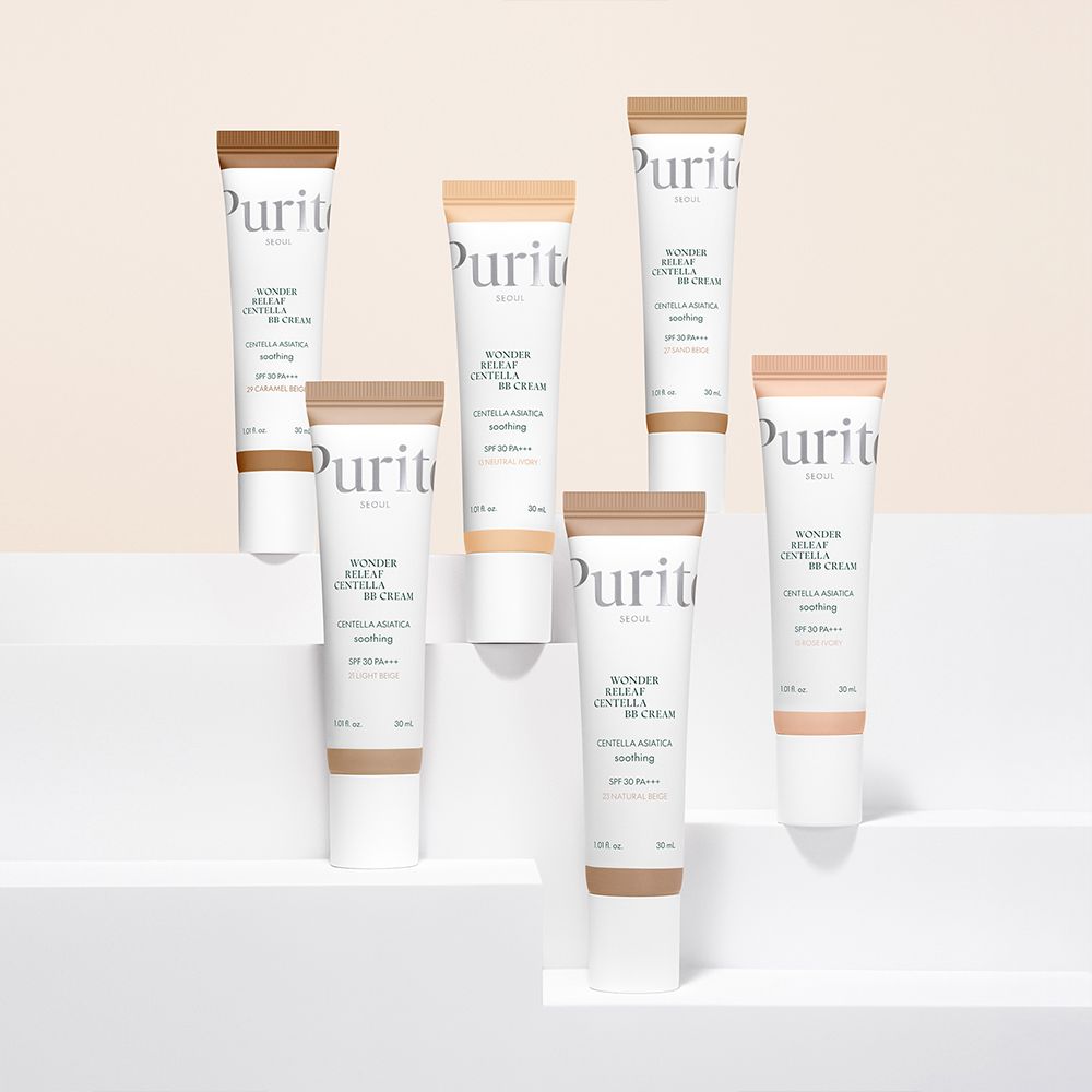Sechs Purito Wonder Releaf Centella BB Creams in verschiedenen Farbtönen auf weißen Podesten.