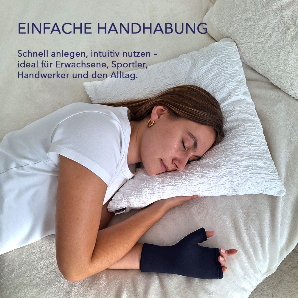 Person liegt mit Kühlhandschuh am Arm auf Kissen. Text: EINFACHE HANDHABUNG. Ideal für Erwachsene, Sportler, Handwerker.
