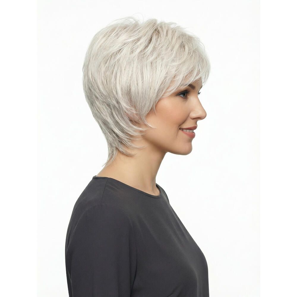 Kurzhaarperücke in hellem Grau. Frau mit dunklem Oberteil. Seitliche Ansicht, lächelnd.