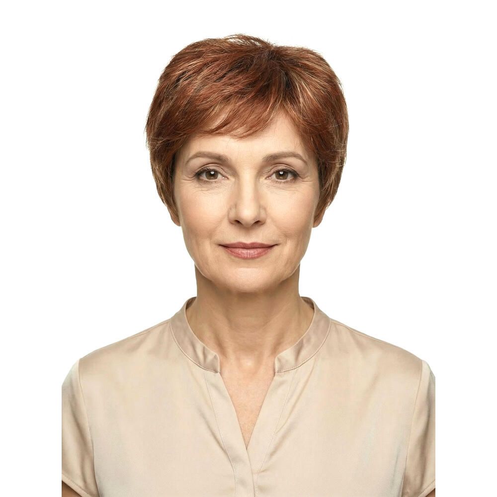 Kurzhaarperücke in Rotbraun. Frontale Ansicht einer Frau mit Perücke und beigem Oberteil.