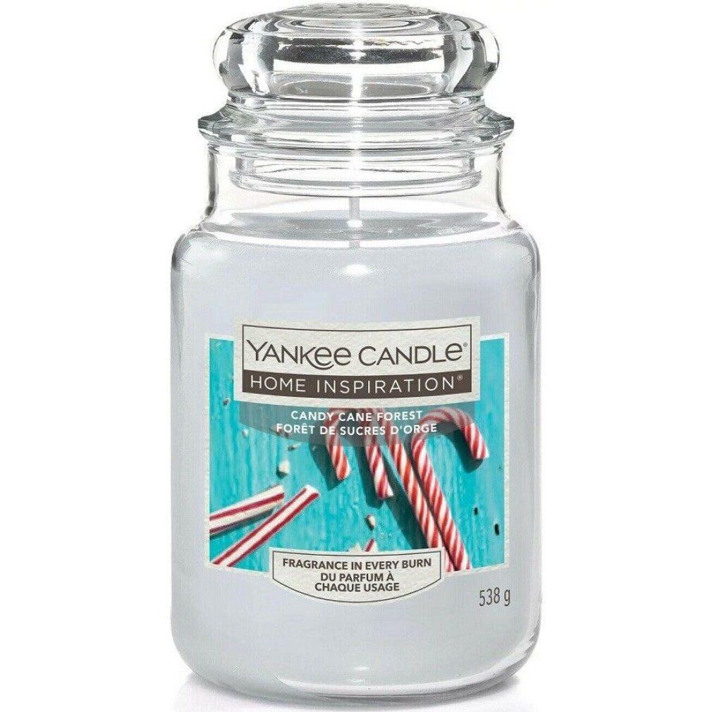 Große Duftkerze von Yankee Candle. Glasbehälter mit Deckel. Aufkleber mit Produktnamen und Abbildung von Zuckerstangen. Gewicht: 538 g.