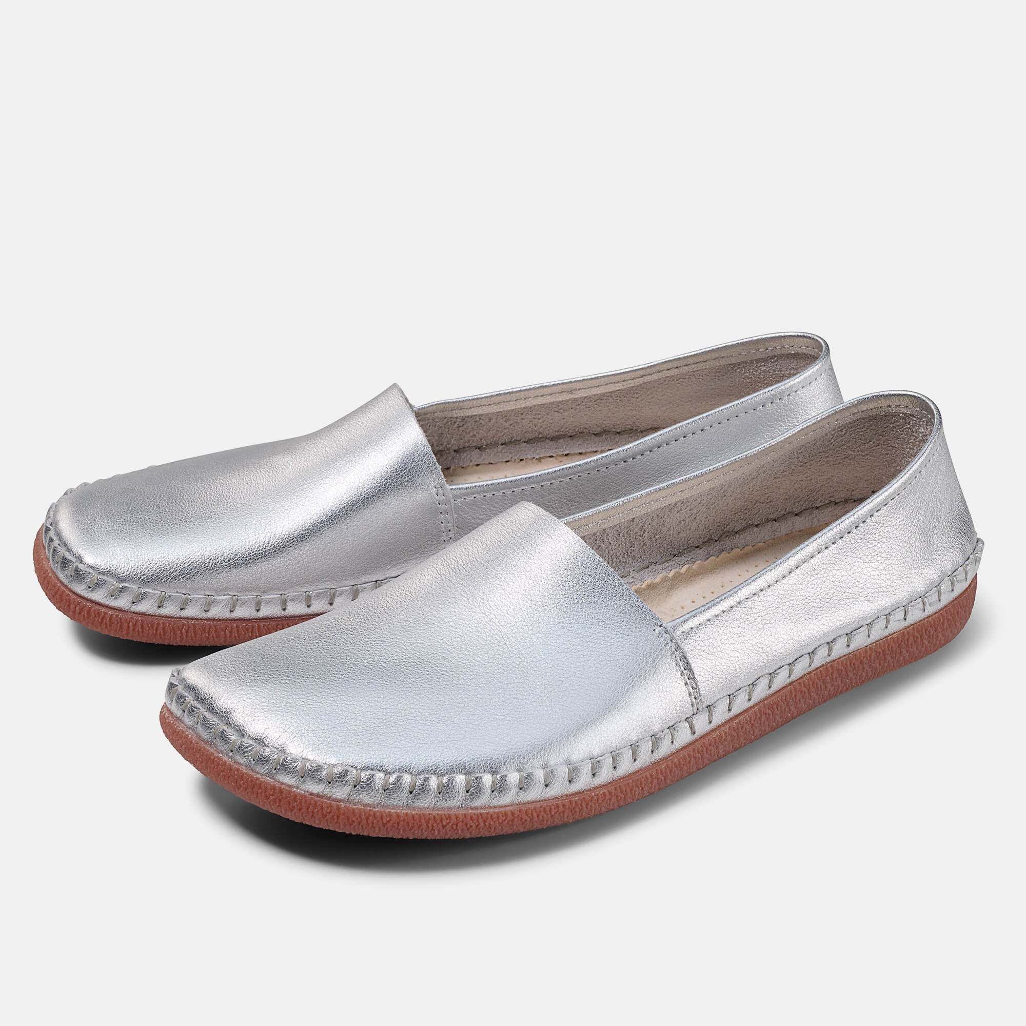 Zwei silberne Unisex-Slipper mit breiter Passform, Leder.