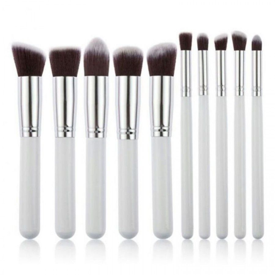 Set mit 10 Make-up-Pinseln. Weiße Griffe, silberne Zwingen und dunkle Borsten. Verschiedene Formen und Größen.